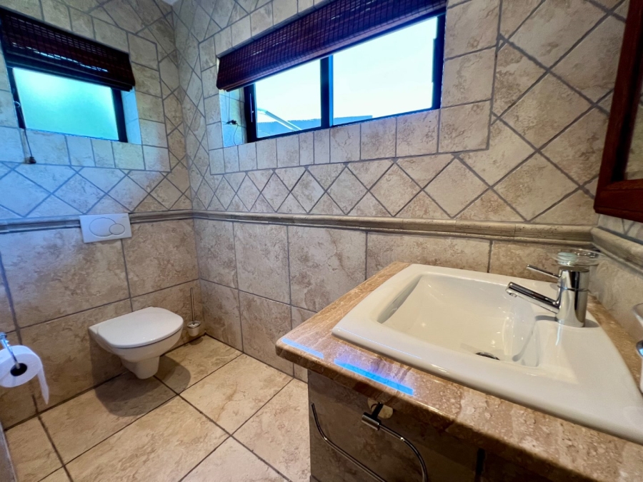 5 Bedroom Property for Sale in Oubaai Western Cape